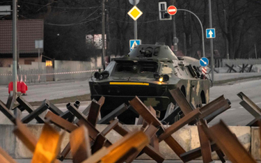 Ukraiński wóz pancerny na ulicach Kijowa, które w czwartym tygodniu wojny są zamknięte zaporami prze