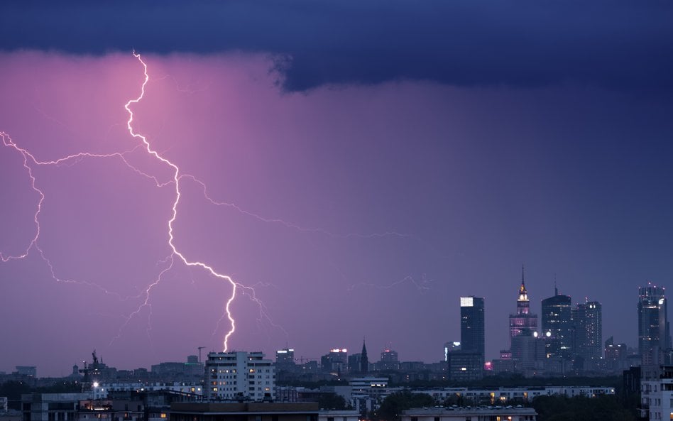 Intensywne opady deszczu zagrażają osiedlom mieszkaniowym, gdzie nie ma zieleni, więc woda się nie w