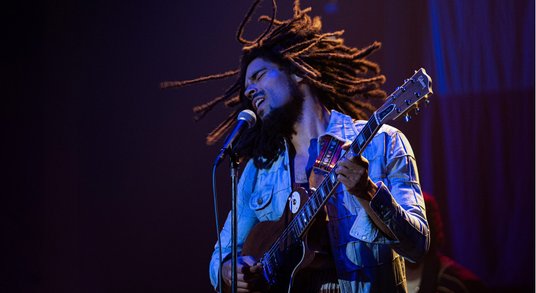 Kingsley Ben-Adir jako Bob Marley, guru reggae i rastafarianizmu, który zmarł w wieku 36 lat