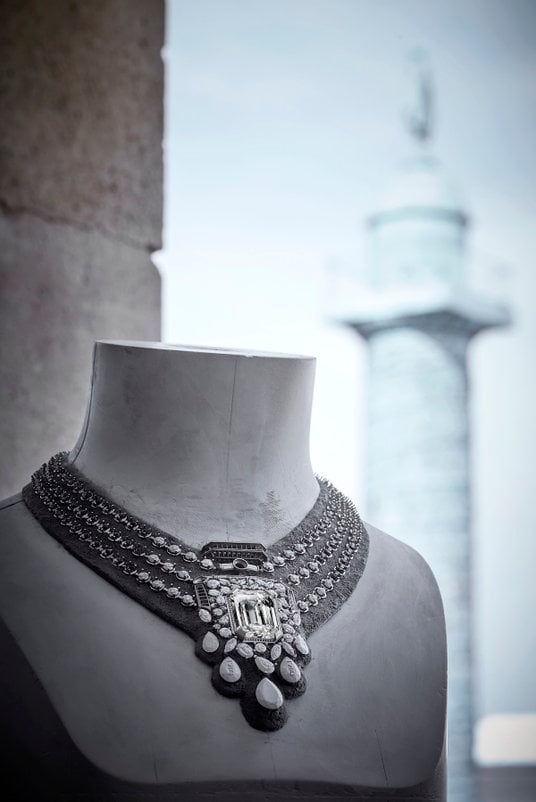 Inna z kreacji Chanel, słynny naszyjnik 55.55 z 2021 roku, z diamentem o wadze 55,5 karata.