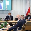 Większość posłów od dawna uczestniczy w posiedzeniach komisji zdalnie.