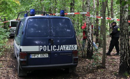 Wiadrem i kłodą w funkcjonariuszy. Niecodzienny pościg policji
