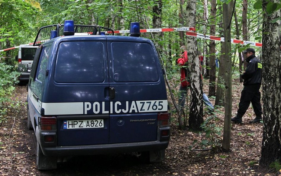 Wiadrem i kłodą w funkcjonariuszy. Niecodzienny pościg policji