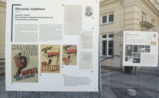 Plakat „Do broni w szeregach AK” Mieczysława Jurgielewicza rozlepiano na murach walczącej Warszawy