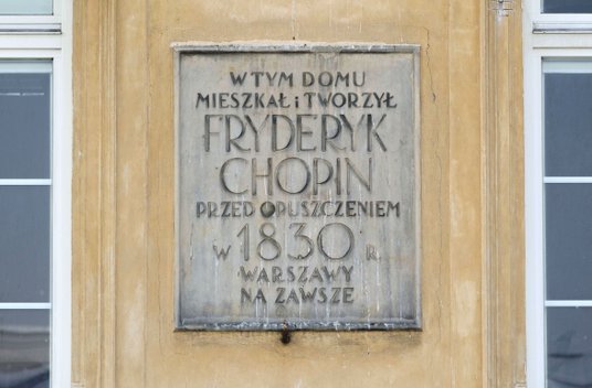 Przypomina o tym tablica na fasadzie budynku