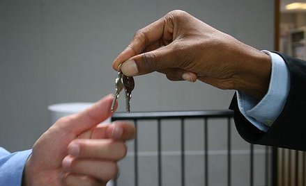 Większość giełdowych deweloperów sprzedała w minionym półroczu znacznie więcej mieszkań niż w tym sa