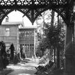 Popularny „na linii” otwockiej styl drewnianej architektury żartobliwie nazywany jest „świdermajerem