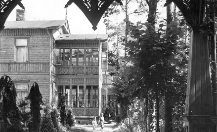 Popularny „na linii” otwockiej styl drewnianej architektury żartobliwie nazywany jest „świdermajerem