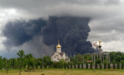 Czarny słup dymu nad Moskwą po ataku Ukraińców na moskiewską rafinerię