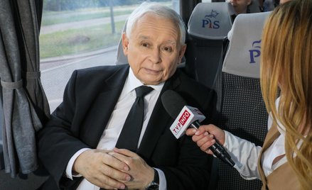 PiS ma problem z obroną milionerów z TVP. Na zdjęciu prezes Jarosław Kaczyński w rozmowie z TVP Info