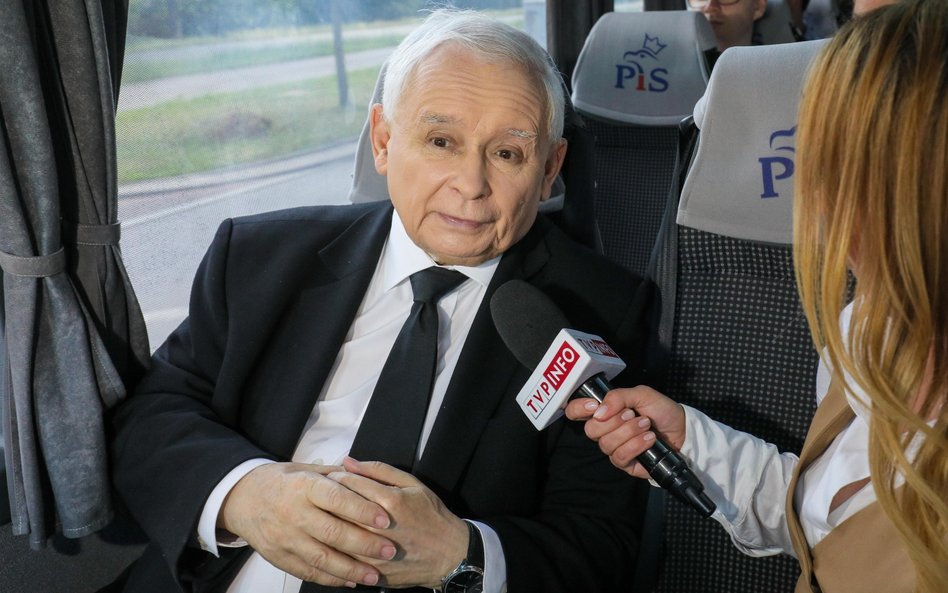 PiS ma problem z obroną milionerów z TVP. Na zdjęciu prezes Jarosław Kaczyński w rozmowie z TVP Info