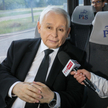 PiS ma problem z obroną milionerów z TVP. Na zdjęciu prezes Jarosław Kaczyński w rozmowie z TVP Info