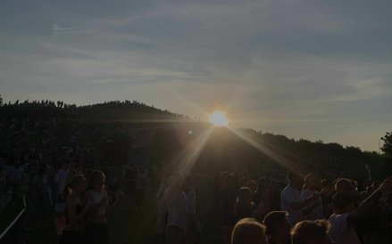 Magiczny moment zachodu słońca nad Kopą Cwila. Promienie słońca przebijają się przez horyzont, oświe