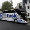 „Tuskobus” jeździ tylko na pokaz. Politycy PO podróżują samochodem lub samolotem