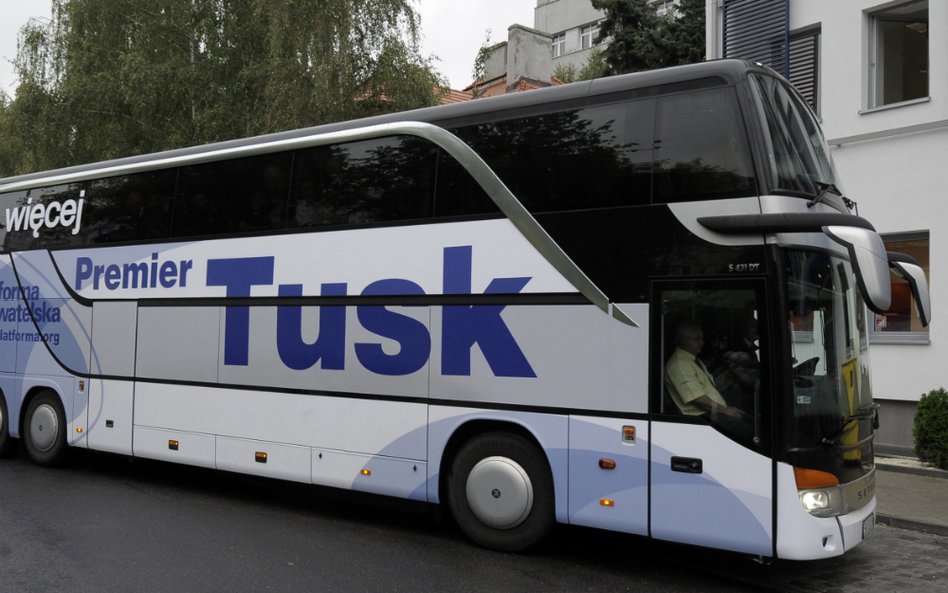 „Tuskobus” jeździ tylko na pokaz. Politycy PO podróżują samochodem lub samolotem