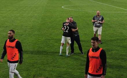 Prezes Polonii Warszawa Grégoire Nitot ściskający po meczu z Arką Gdynia młodzieżowca Bartosza Biedr