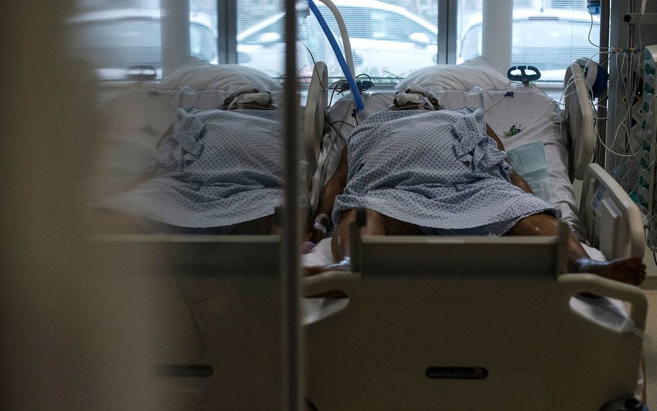 Nowa analiza: Prawdopodobieństwo hospitalizacji o 50-70 proc. mniejsze w przypadku Omikrona niż Delty