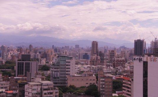 Stołeczna metropolia, licząca – wraz z bliźniaczym Nowym Tajpej – 4 mln mieszkańców, rozciąga się mi