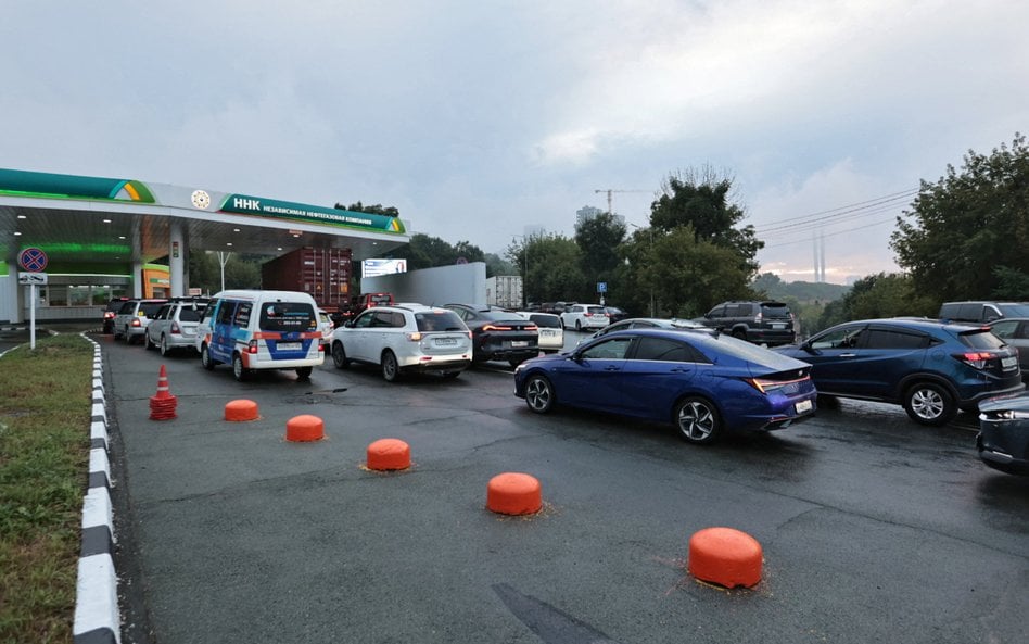 Kolejka na stacji benzynowej we Władywostoku