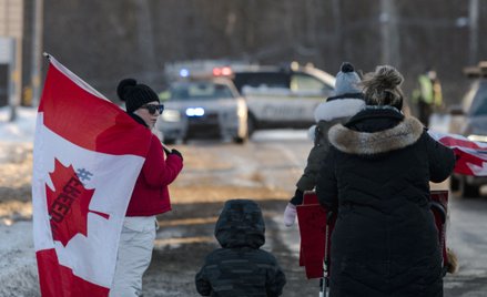 Zwolennicy protestu kierowców ciężarówek, sprzeciwiających się obowiązkowi szczepień na COVID-19 - R