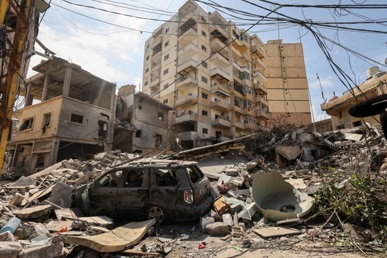 Miasto Tyr w południowym Libanie. Ruiny budynku zbombardowanego przez Izrael