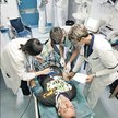 Lekarze najpierw zajmują się pacjentami wymagającymi natychmiasto- wej pomocy. Pozostali muszą czeka