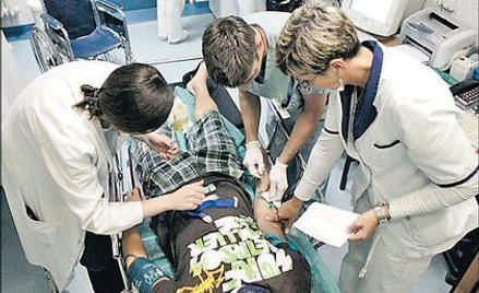 Lekarze najpierw zajmują się pacjentami wymagającymi natychmiasto- wej pomocy. Pozostali muszą czeka