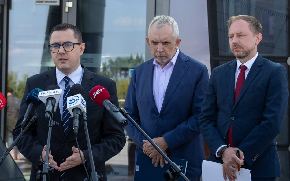 Od lewej minister energii Miłosz Motyka, prezes PSE Grzegorz Onichimowski, pełnomocnik rządu ds. str