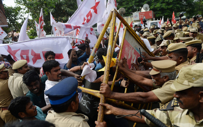 Demonstranci w Chennai (dawniej Madrasie) w starciu z policją.