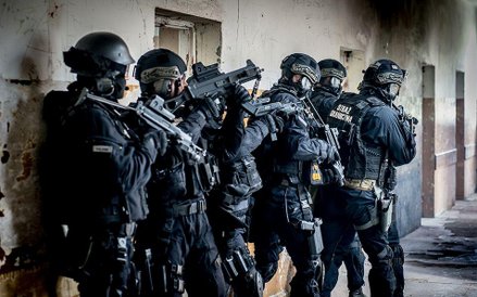 Żołnierze desantowali się ze śmigłowców