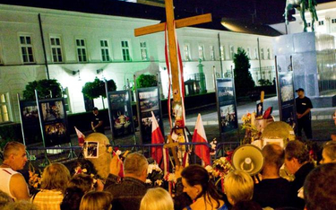 Mariusz Kamiński ujawnił, że ABW miała inwigilować obrońców krzyża na Krakowskim Przedmieściu