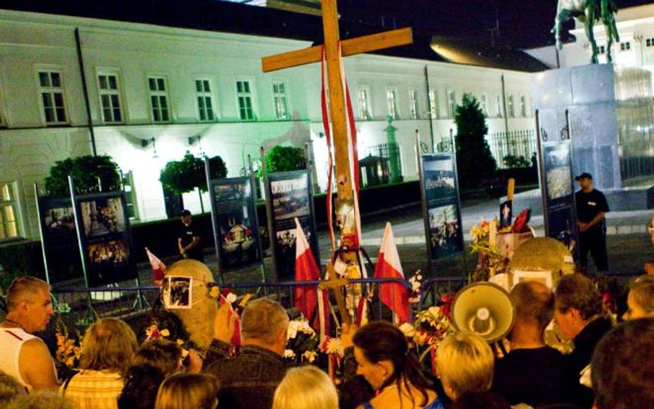 Mariusz Kamiński ujawnił, że ABW miała inwigilować obrońców krzyża na Krakowskim Przedmieściu