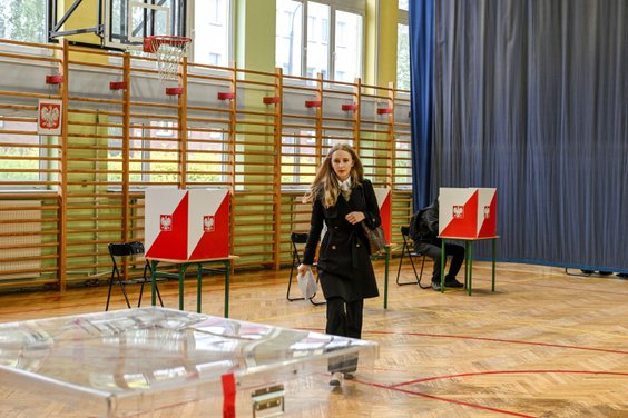 Kobieta głosująca w jednym z lokali wyborczych w Warszawie