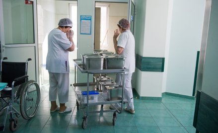 Wózek z daniami obiadowymi dla pacjentek