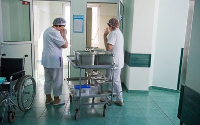 Wózek z daniami obiadowymi dla pacjentek