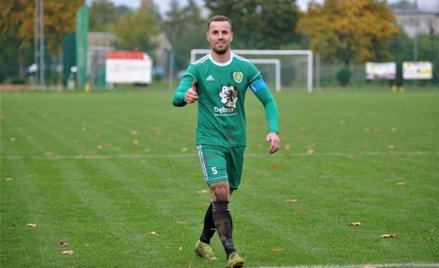 Łukasz Grysiak, piłkarz czwartoligowego klubu MKS Dąb Dębno, podczas służby w straży pożarnej uratow