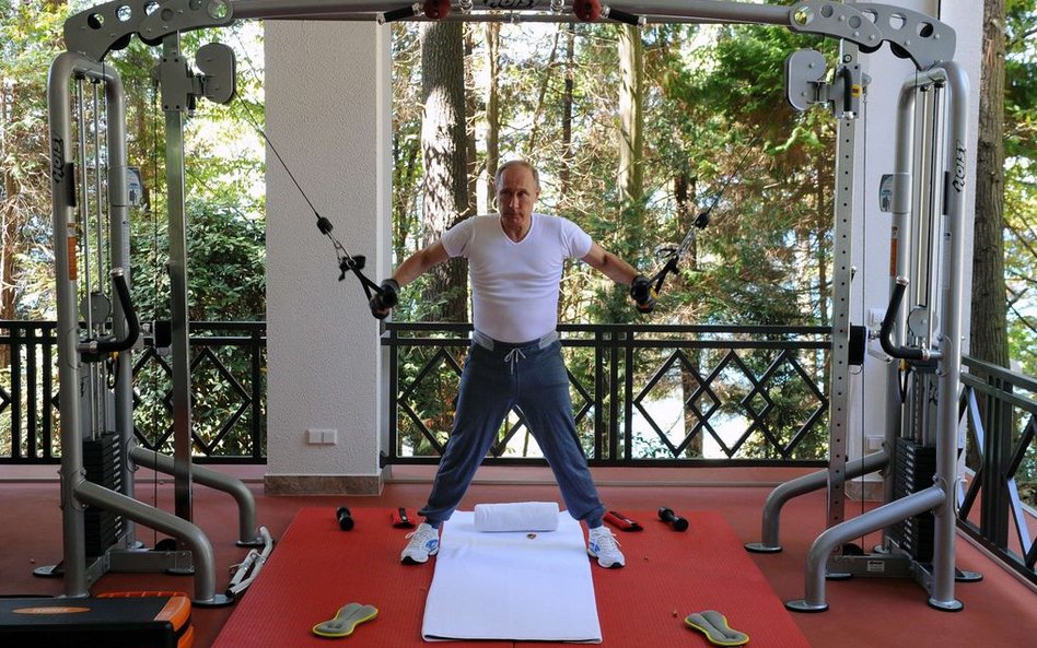 Prezydent Rosji Władimir Putin ćwiczy na siłowni w swojej rezydencji w Soczi.