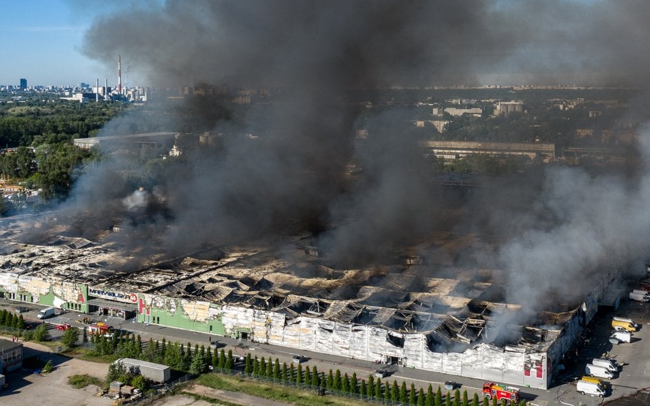 Pożar hali przy ul. Marywilskiej w Warszawie pozbawił miejsc pracy około 3 tys. osób. Ogień strawił 