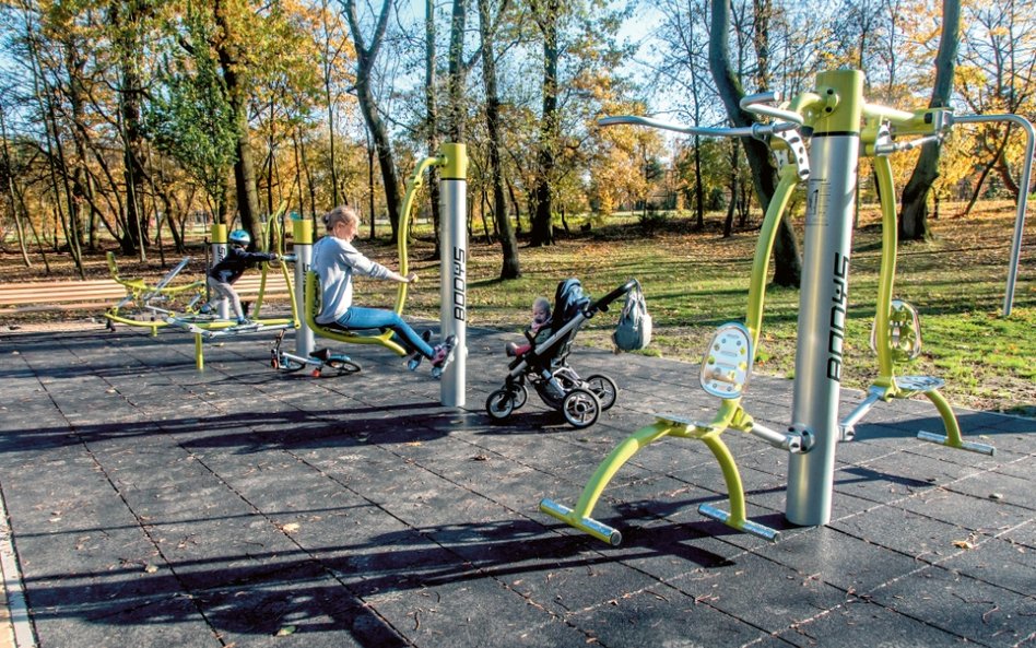 W parku Szwajcaria ułożono nową alejkę z kostki oraz bezpieczną nawierzchnię, na której zainstalowan