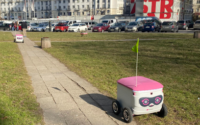 Dostawcze automaty  na kołach wjechały  do Warszawy. Za innowacyjnym projektem  stoi startup Deliver