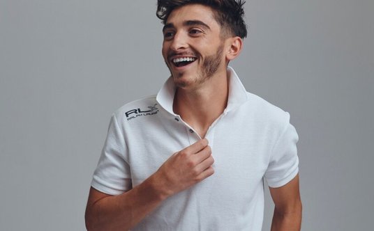 Josh Cavallo, gracz futbolu australijskiego, jest jednym z „ambasadorów” nowej kolekcji ubrań wykona