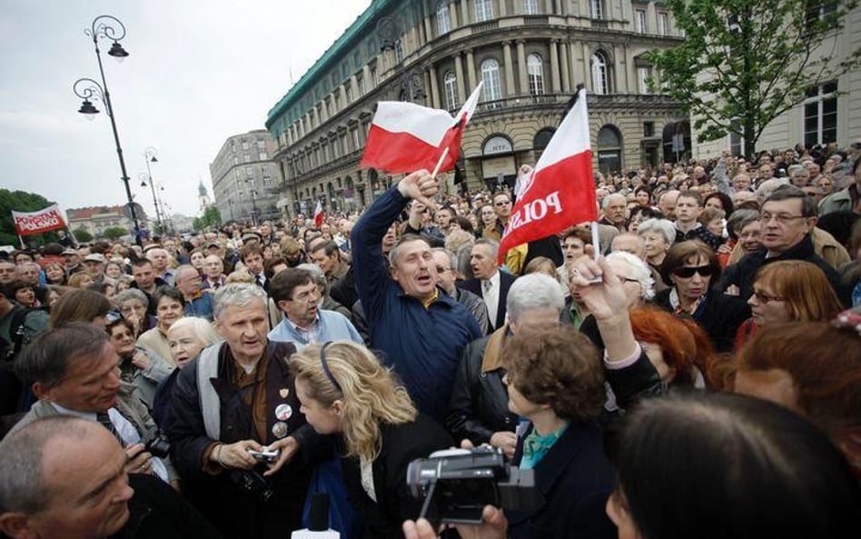 Uczestnicy społecznego "Ruchu 10 kwietnia"