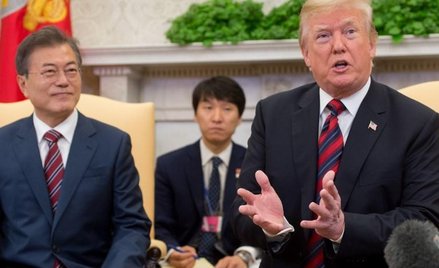 Południowokoreański prezydent 0n Jae-in (z lewej) powiedział Donaldowi Trumpowi, że jeśli szczyt z K