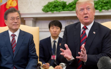Południowokoreański prezydent 0n Jae-in (z lewej) powiedział Donaldowi Trumpowi, że jeśli szczyt z K