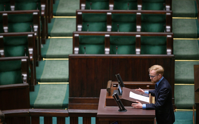 Wiceminister finansów Piotr Patkowski na sali plenarnej Sejmu
