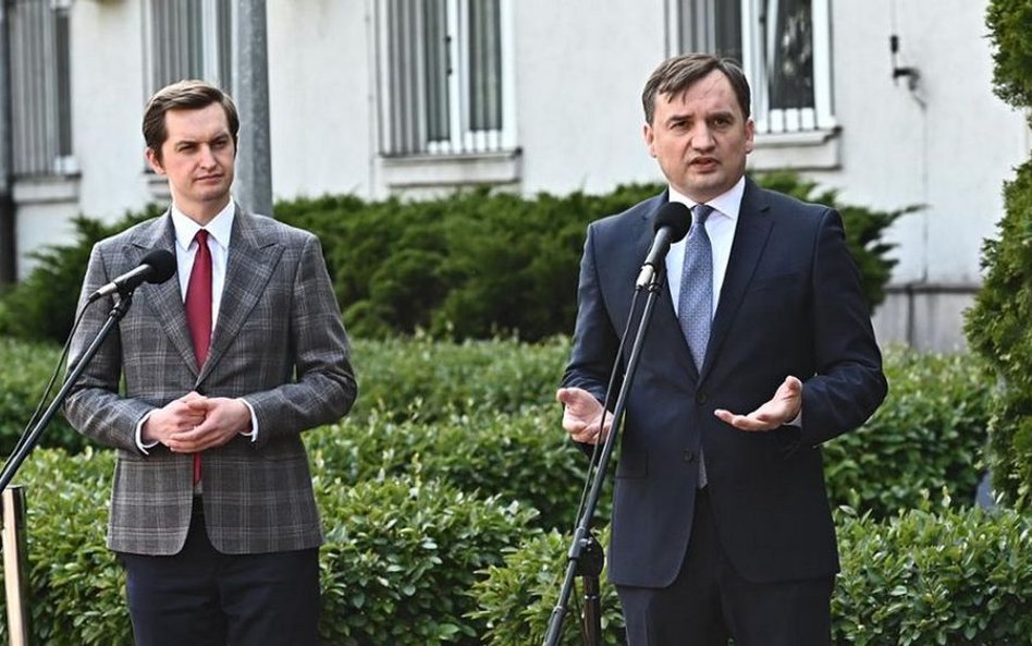 Minister sprawiedliwości Zbigniew Ziobro (z prawej) i wiceminister Sebastian Kaleta, obaj z Solidarn