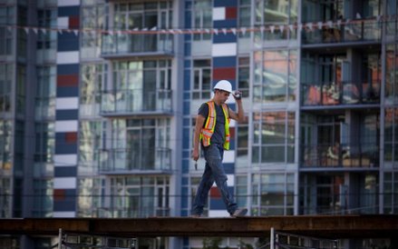 Budowlańcy mogli wybierać spośród 20 tys. ofert. To o 45 proc. więcej niż w 2016 r.