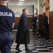 Pełnomocnik prezydenta Karola Nawrockiego mec. Adrian Salus (C) w Sądzie Okręgowym w Warszawie przed