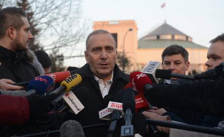 Grzegorz Schetyna przed gmachem Sejmu