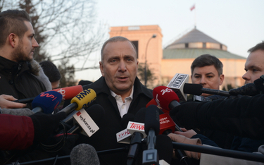 Grzegorz Schetyna przed gmachem Sejmu